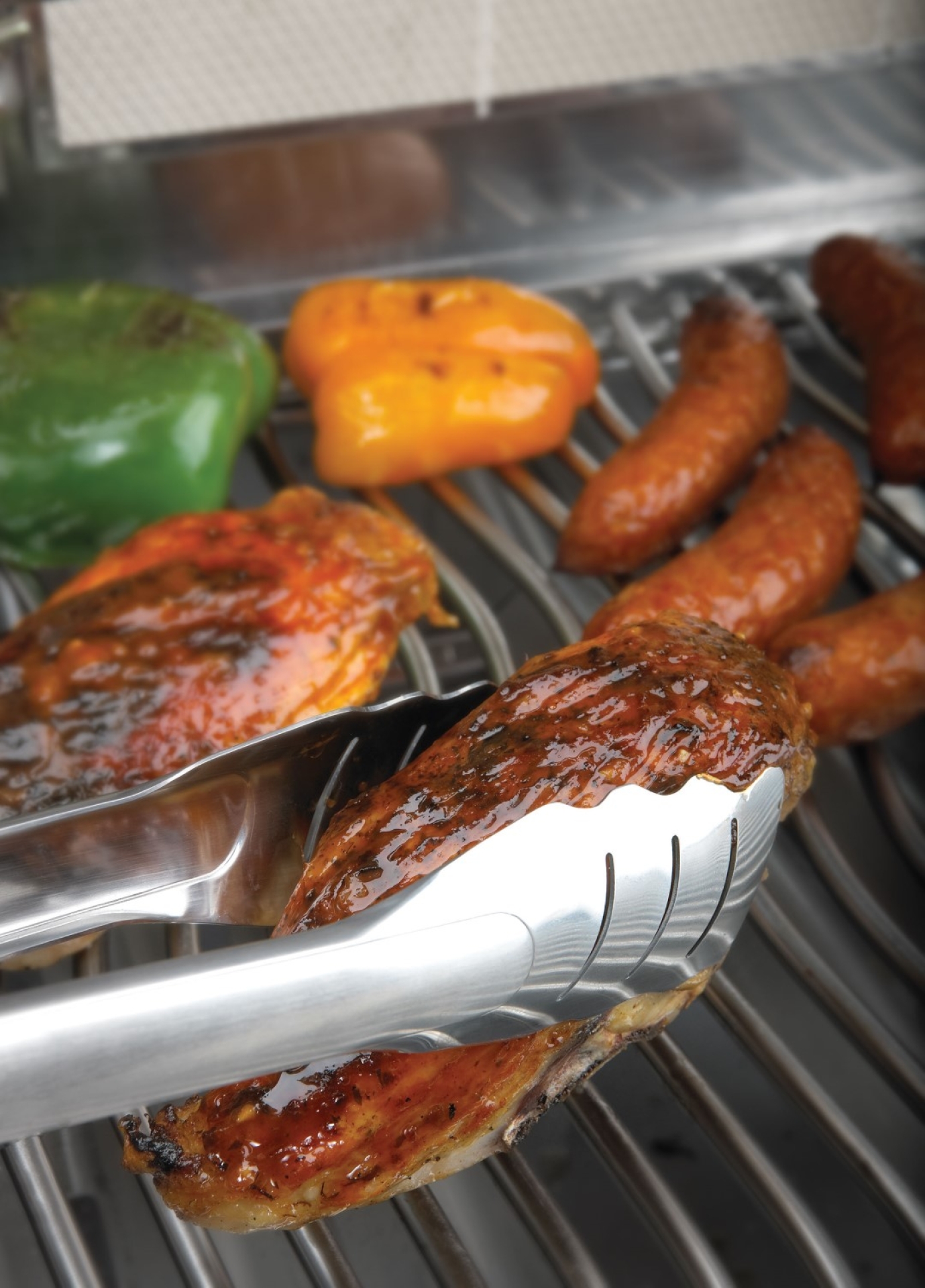 Preview: Napoleon Grillzange mit einfachem Verschluss Anwendung